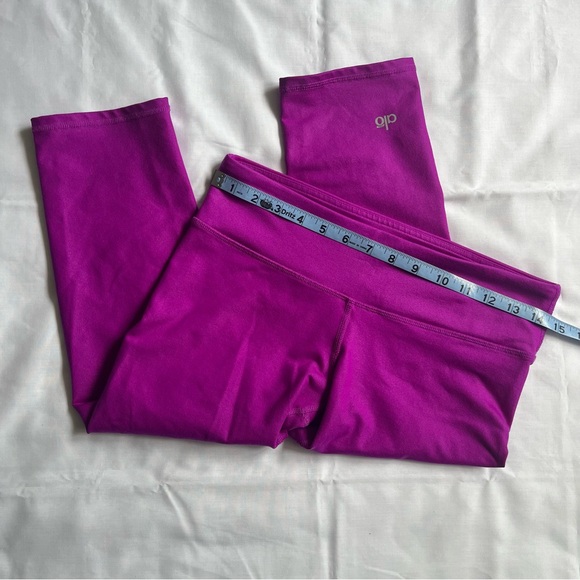 ALO Yoga. Size M. Fuchsia Cropped Leggings. - Picture 5 of 5